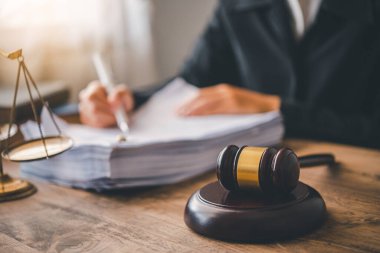 Hukuk tema, Yargıç, icra memurları, kanıta dayalı durumları ve dikkate alınan belgeler çekiç.