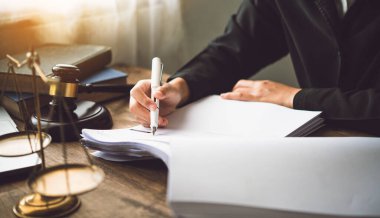 Hukuk tema, Yargıç, icra memurları, kanıta dayalı durumları ve dikkate alınan belgeler çekiç.