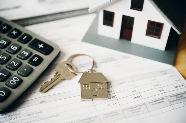Hausmodell Auf Dem Holztisch Hypotheken Und Immobilieninvestitionen Hausversicherung Sicherheitskonzept — Stockfoto
