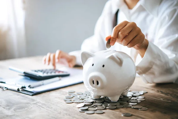 Mão Segurando Moeda Com Porco Porquinho Banco Conceito Poupança Contabilidade — Fotografia de Stock