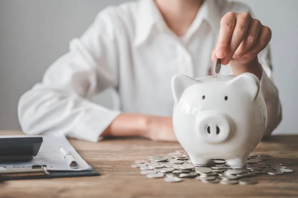 Mão Segurando Moeda Com Porco Porquinho Banco Conceito Poupança Contabilidade — Fotografia de Stock