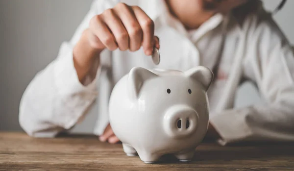 Mão Segurando Moeda Com Porco Porquinho Banco Conceito Poupança Contabilidade — Fotografia de Stock