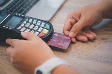Kredi kartıyla ödeme, kredi kartı geçiş makinesi kullanarak ürünleri alıp satma
