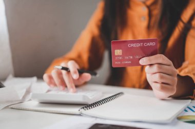 Kadınların elinde bir kredi kartı var ve çevrimiçi alışveriş için online ödeme yapıyorlar.