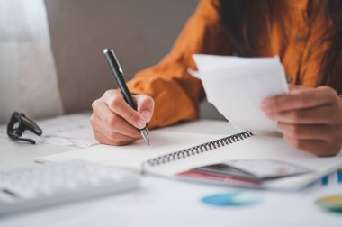 İş adamı, çalışmak için hesap makinesini kullanarak ofiste masa başında oturuyor. İş Konsepti Analizi ve Planlaması