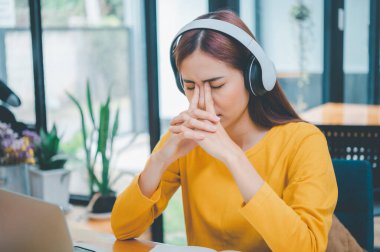 Students who have been studying online for a long time may experience stress, fatigue, and headaches.