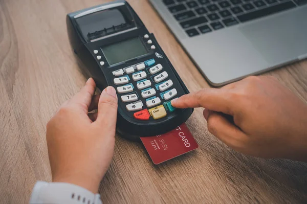 Оплата Кредитной Картой Покупка Продажа Продуктов Помощью Кредитного Автомата — стоковое фото