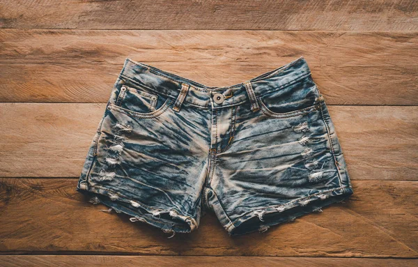 Jeans Shorts Auf Dem Holzboden — Stockfoto