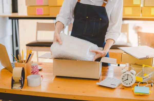 Online Small Business Owners Packing Ordered Products Boxes Customers Based — Stockfoto