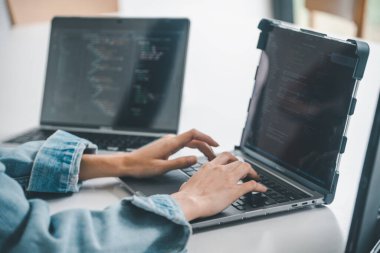 Kodlama, yazılım geliştirme ve web tasarımı üzerine çalışan kadın programcı. Teknoloji geliştirme kavramı.