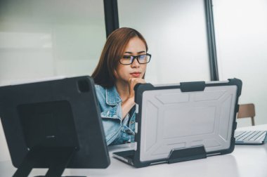 Kodlama, yazılım geliştirme ve web tasarımı üzerine çalışan kadın programcı. Teknoloji geliştirme kavramı.