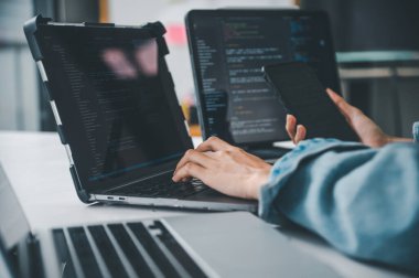 Kodlama, yazılım geliştirme ve web tasarımı üzerine çalışan kadın programcı. Teknoloji geliştirme kavramı.
