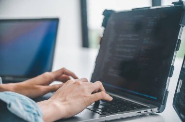 Kodlama, yazılım geliştirme ve web tasarımı üzerine çalışan kadın programcı. Teknoloji geliştirme kavramı.