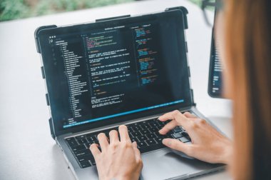 Kodlama, yazılım geliştirme ve web tasarımı üzerine çalışan kadın programcı. Teknoloji geliştirme kavramı.