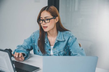 Kodlama, yazılım geliştirme ve web tasarımı üzerine çalışan kadın programcı. Teknoloji geliştirme kavramı.