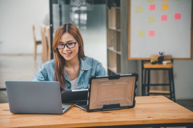 Kodlama, yazılım geliştirme ve web tasarımı üzerine çalışan kadın programcı. Teknoloji geliştirme kavramı.