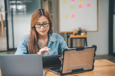 Kodlama, yazılım geliştirme ve web tasarımı üzerine çalışan kadın programcı. Teknoloji geliştirme kavramı.