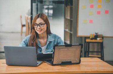 Kodlama, yazılım geliştirme ve web tasarımı üzerine çalışan kadın programcı. Teknoloji geliştirme kavramı.