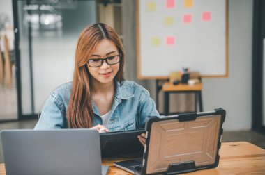 Kodlama, yazılım geliştirme ve web tasarımı üzerine çalışan kadın programcı. Teknoloji geliştirme kavramı.