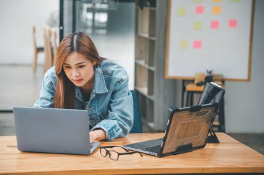 Kodlama, yazılım geliştirme ve web tasarımı üzerine çalışan kadın programcı. Teknoloji geliştirme kavramı.