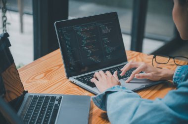 Kodlama, yazılım geliştirme ve web tasarımı üzerine çalışan kadın programcı. Teknoloji geliştirme kavramı.