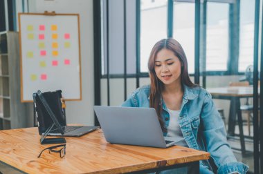 Kodlama, yazılım geliştirme ve web tasarımı üzerine çalışan kadın programcı. Teknoloji geliştirme kavramı.