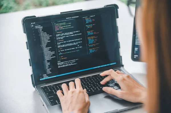 Ženský Programátor Pracující Kódování Vývoji Softwaru Webdesignu — Stock fotografie