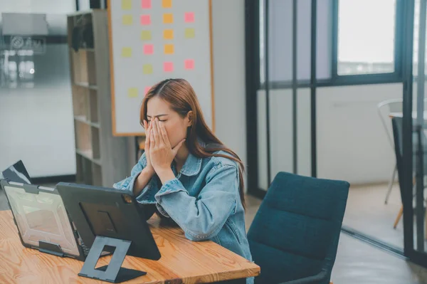 Female Programmers Sleepy Exhausted Working Planning Work Programming Software Coding —  Fotos de Stock