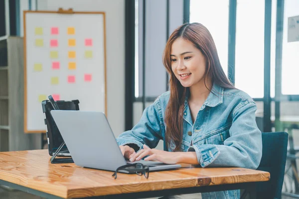 Ženský Programátor Pracující Kódování Vývoji Softwaru Webdesignu — Stock fotografie