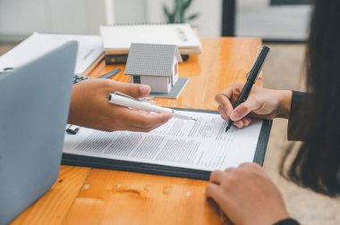 Satış elemanı konsepti ev anahtarları, yeni ev anahtarları, yeni ev alımı. Emlak için kredi anlaşması, emlak için kredi anlaşması, gayrimenkul için kredi anlaşması