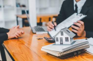 Satış elemanı konsepti ev anahtarları, yeni ev anahtarları, yeni ev alımı. Emlak için kredi anlaşması, emlak için kredi anlaşması, gayrimenkul için kredi anlaşması
