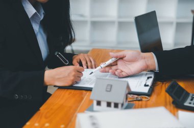 Satış elemanı konsepti ev anahtarları, yeni ev anahtarları, yeni ev alımı. Emlak için kredi anlaşması, emlak için kredi anlaşması, gayrimenkul için kredi anlaşması