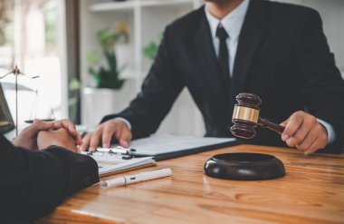 Avukatlar yargı, anlaşmalar, adalet müşterilerine danışmanlık yaparlar.
