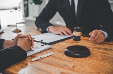 Avukatlar yargı, anlaşmalar, adalet müşterilerine danışmanlık yaparlar.