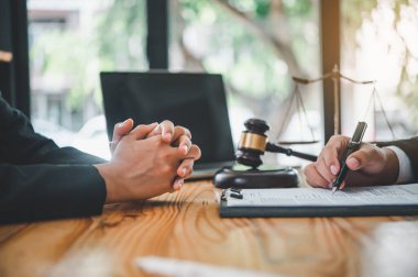 Avukatlar yargı, anlaşmalar, adalet müşterilerine danışmanlık yaparlar.