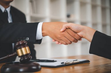 Hukuk tema, Yargıç, icra memurları, kanıta dayalı durumları ve dikkate alınan belgeler çekiç.