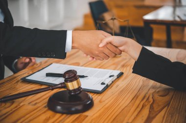 Hukuk tema, Yargıç, icra memurları, kanıta dayalı durumları ve dikkate alınan belgeler çekiç.