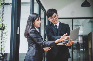 Analiz, kavramsal analiz ve iş planlaması için grafik şarj ederek ofiste birlikte çalışan ve iletişim kuran bir grup iş adamı