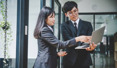 Analiz, kavramsal analiz ve iş planlaması için grafik şarj ederek ofiste birlikte çalışan ve iletişim kuran bir grup iş adamı