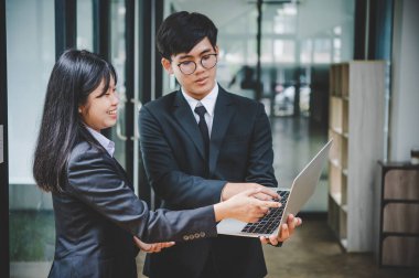 Analiz, kavramsal analiz ve iş planlaması için grafik şarj ederek ofiste birlikte çalışan ve iletişim kuran bir grup iş adamı