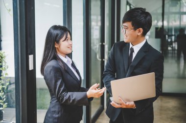 Analiz, kavramsal analiz ve iş planlaması için grafik şarj ederek ofiste birlikte çalışan ve iletişim kuran bir grup iş adamı