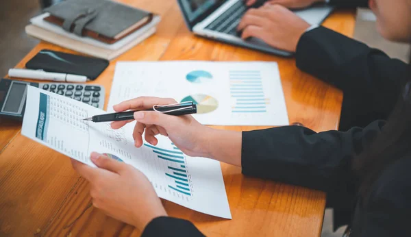 Groep Van Zakenmensen Die Samenwerken Communiceren Het Kantoor Met Het — Stockfoto