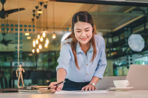 Asijské Obchodní Žena Pracující Pomocí Notebooku Pro Matematika Finance Dřevěné — Stock fotografie