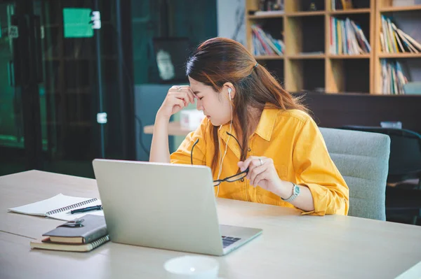 Donna Affari Stanca Annoiata Che Lavora Online Sul Suo Computer — Foto Stock