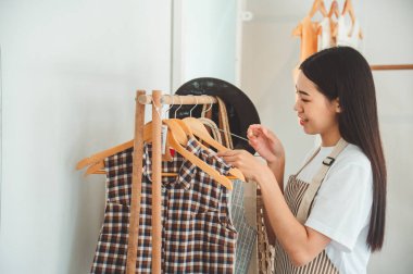 Küçük işletme sahipleri müşterileri karşılamak ve çevrimiçi olmak için küçük bir mağaza düzenliyor ve düzenliyor. Müşterilerin çevrimiçi perakendecilerden sipariş ettikleri siparişleri de kontrol et..