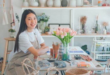 Küçük işletme sahipleri müşterileri karşılamak ve çevrimiçi olmak için küçük bir mağaza düzenliyor ve düzenliyor. Müşterilerin çevrimiçi perakendecilerden sipariş ettikleri siparişleri de kontrol et..