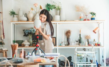 Küçük işletme sahipleri canlı yayında. Sipariş almak ve almak için gelen müşterilere ürün sat. Çevrimiçi perakendecilerden sipariş edilen siparişleri kontrol et..