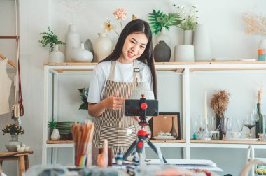 Küçük işletme sahipleri canlı yayında. Sipariş almak ve almak için gelen müşterilere ürün sat. Çevrimiçi perakendecilerden sipariş edilen siparişleri kontrol et..