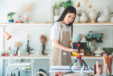 Küçük işletme sahipleri canlı yayında. Sipariş almak ve almak için gelen müşterilere ürün sat. Çevrimiçi perakendecilerden sipariş edilen siparişleri kontrol et..