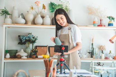 Küçük işletme sahipleri canlı yayında. Sipariş almak ve almak için gelen müşterilere ürün sat. Çevrimiçi perakendecilerden sipariş edilen siparişleri kontrol et..